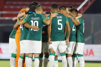 Bolivia en un abrazo grupal antes del inicio de un partido internacional