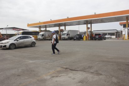 Vista del lugar del triple crimen en Durán, donde continúa la investigación policial.