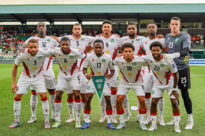 La selección de Surinam posa antes de un partido.