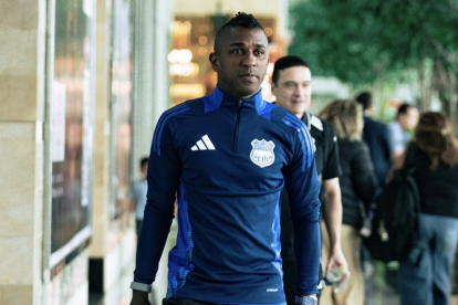 Miller Bolaños, en su llegada al estadio con la indumentaria oficial de Emelec, previo a uno de los encuentros de la temporada.