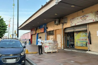 Locales realizaron limpieza profunda por productos caducados o dañados por humo y agua.