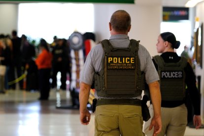 Personal del Departamento de Seguridad Nacional (DHS) efectuando controles en el Aeropuerto Intercontinental George Bush en Houston (EE.UU).