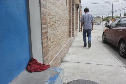 La víctima se encontraba sentada en uno de estos bancos de cemento.