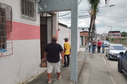 Familiares del menor fallecido retiraron sus restos de la morgue del cantón Balzar.
