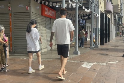 La mañana siguiente del asesinato, los comerciantes llegaron con precaución a laborar.