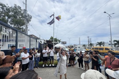 Julia Flores convocó a las familias de los pescadores a orar y agradecer porque fueron rescatados.