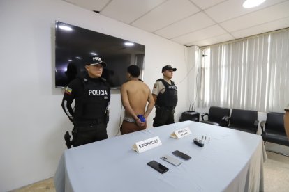 Uno de los aprehendidos fue presentado durante la rueda de prensa policial.