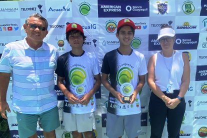 Premiación de 14+ años unificado: Jonhny Saldivias, director del torneo; Mateo Reyes, Miguel San Martín; y, María José Santander, vicepresidenta de la Federación Ecuatoriana de Tenis.