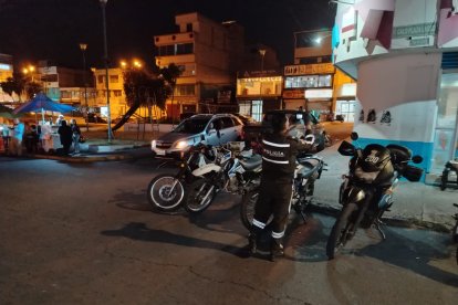 Agentes de Criminalística toman fotos de la dirección donde ocurrió el sicariato en Carapungo