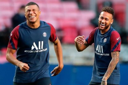 Neymar (d) y Mbappé compartieron en París Saint-Germain.