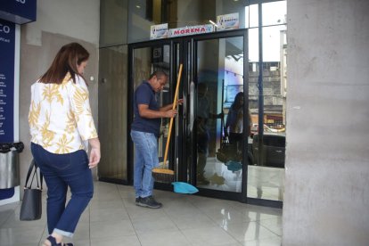 El vidrio de la puerta principal quedó con un orificio por efecto del hecho violento