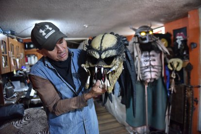 Roberto Terraza fabrica sus trajes en casa.