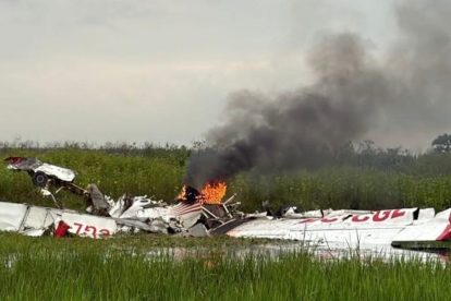 Tras el percance, las avionetas cayeron en una zona agrícola.