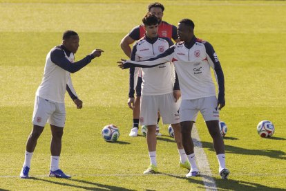 Los jugadores de la selección de Ecuador Pervis Estupiñan (i), Piero Hincapié (c), y William Pacho, durante el entrenamiento.