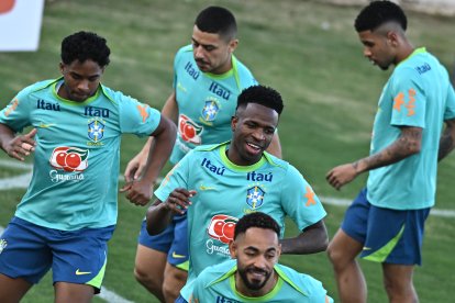 El extremo Vinícius Jr (c) participa en un entrenamiento de la selección brasileña.