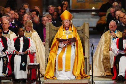 Sarah Mullally durante su histórica entronización en Canterbury, marcando un antes y un después en la Iglesia anglicana