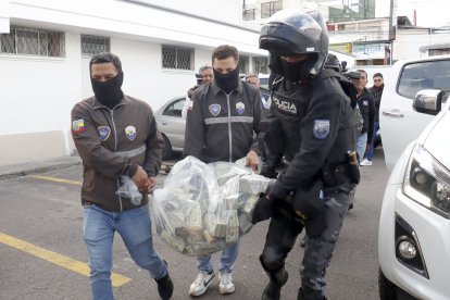 El dinero fue presentado en una rueda de prensa en la Jefatura Antidrogas, en el norte de Quito.