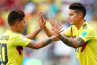 James Rodríguez (d) es el referente ofensivo de Colombia.