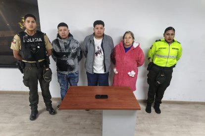 La señora y uno de sus hijos registran antecedentes penales.