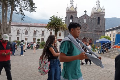 Los peregrinos avanzan durante la noche hacia Baños en la tradicional Caminata de la Fe, acompañados por operativos de seguridad.