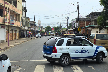 Policía inspecciona el taller de motos donde dos hombres fueron asesinados en Pascuales.