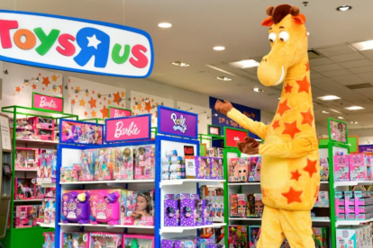 Geoffrey, la icónica jirafa de Toys ‘R’ Us, aparece en Cuenca anticipando la llegada de la marca al país