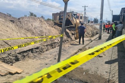 Una gran cantidad de tierra aplastó a dos trabajadores.