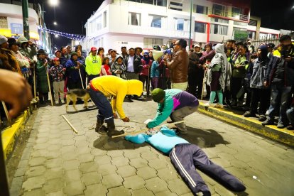En Píllaro hicieron un plantón tras la captura de los sujetos que intentaron robar en una fábrica.