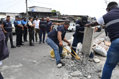 Los pilares de concreto que habían sido levantados en la vía pública fueron derribados.