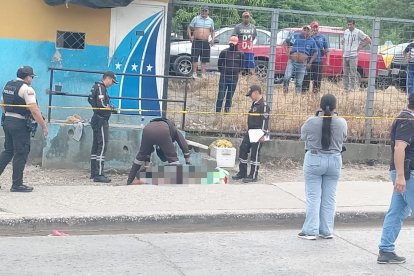 Agentes de la Policía Nacional acudieron al sitio para levantar indicios y retirar el cuerpo.