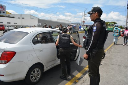 La denuncia oportuna permitió la captura de una mujer por extorsión en Ambato.