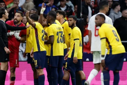 Jugadores de Ecuador reclamaron al árbitro central tras el penal de Marruecos.