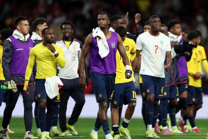 Willian Pacho (c) saltó con la banda de capitán de Ecuador ante Marruecos.