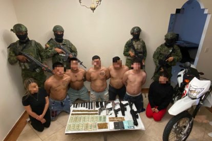 Cinco hombres y dos mujeres fueron aprehendidos tras una operación militar en Portoviejo, Manabí