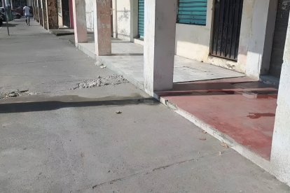 El sitio del crimen en las calles Bolívar, entre Juan Montalvo y Río Verde, frente a la plaza cívica de Esmeraldas, donde un joven fue abatido en la madrugada.