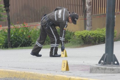 Agentes policiales acudieron a la zona para retirar indicios balísticos.