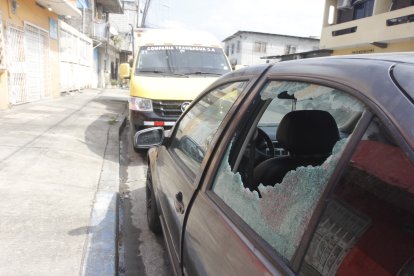 Un vehículo quedó con una de sus ventanas rotas por efecto del ataque armado.