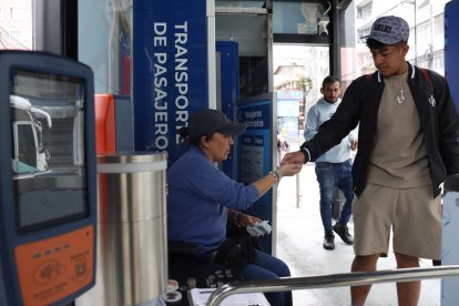 En las paradas de Trole y Ecovía se han colocado los dispositivos para la nueva forma de pago.