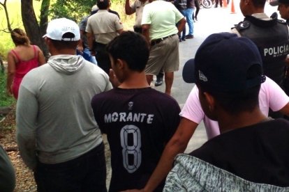 Ciudadanos se reunieron a observar la escena del crimen en Los Ángeles, Simón Bolívar.