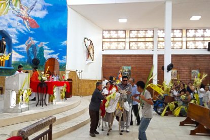 La entrada de Jesús a Jerusalem se simuló en Manglaralto. Los feligreses lo recibieron con ramos