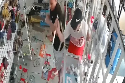 Captura de pantalla del instante en el que los agresores atacaban a los trabajadores.