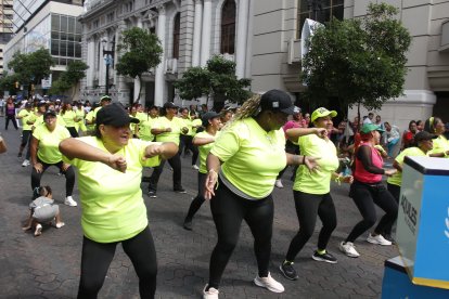 La DASE organizó una competencia de bailoterapia con mujeres de los CAMI de Guasmo, Trinitaria, 29 y Oriente, y Cisne 2.