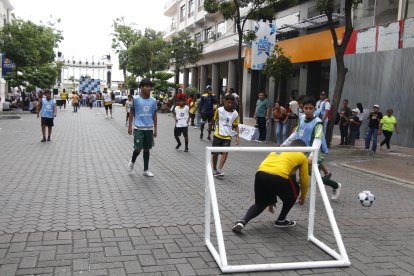 Niños participaron en un cuadrangular de índor en el Bulevar 9 de Octubre.