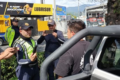 Camioneta municipal fue interceptada tras una persecución de cinco cuadras en la vía occidental de paso