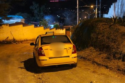 Un taxi estaba parqueado en la escena. Sería el que manejaba la víctima.