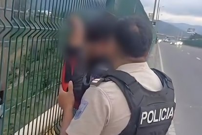 El hombre se paró tras las mallas del puente El Chiche, oriente de Quito.