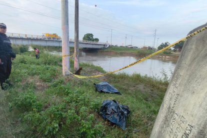 Dos hombres fueron abandonados cerca del paso lateral de la localidad.