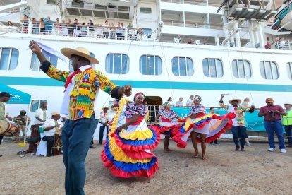Turistas disfrutan del recibimiento con música de marimba, orquesta municipal y feria artesanal.