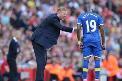 Ronald Koeman junto al ecuatoriano Enner Valencia en Everton.