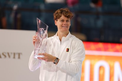 Jannik Sinner celebró su título en Miami tras una final interrumpida por la lluvia, consolidando su gran momento en el circuito ATP